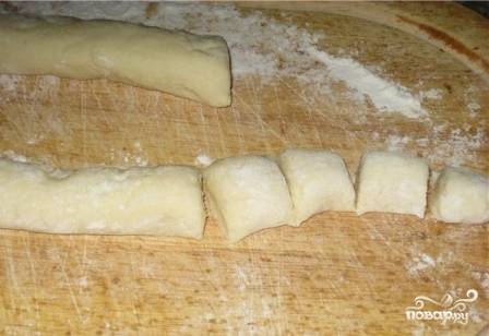 Делим тесто на части, из каждой формируем колбаску. Нарезаем колбаску из картофельного теста на кусочки.