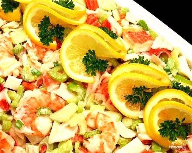 Простой салат с морепродуктами