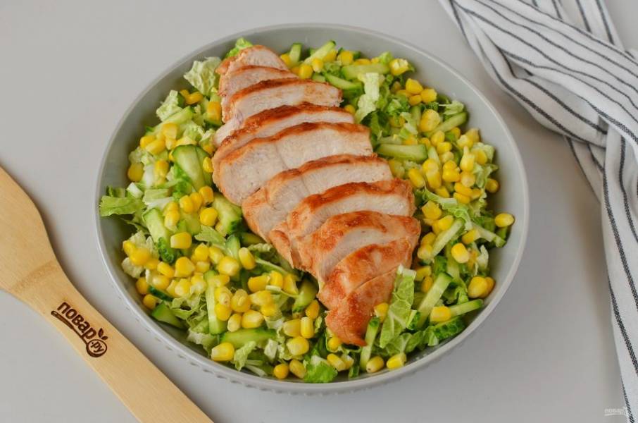 Порежьте ломтиками куриное филе, выложите поверх салата.