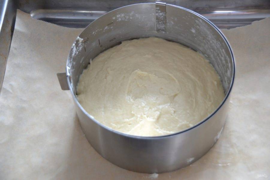 Выложите тесто в подготовленную форму, разровняйте. Выпекайте 30-40 минут до готовности. Готовность проверяйте деревянной шпажкой, она должна выниматься сухой. Если на шпажке остается тесто, увеличьте время выпечки. 