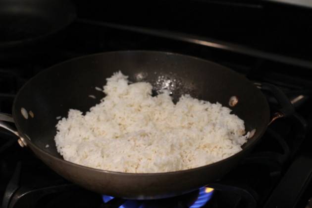 5. На эту же сковороду выложить отваренный рис и обжарить его пару минут, добавив еще немного соуса. Затем можно добавить к рису мясо с овощами, тщательно перемешать и снять с огня. 