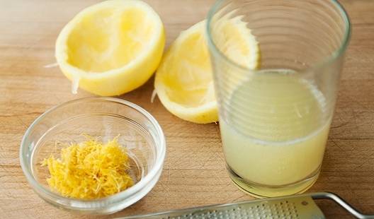В это время выжимаем сок лимона, а цедру лимона мелко натираем на терке и добавляем к ягодам.