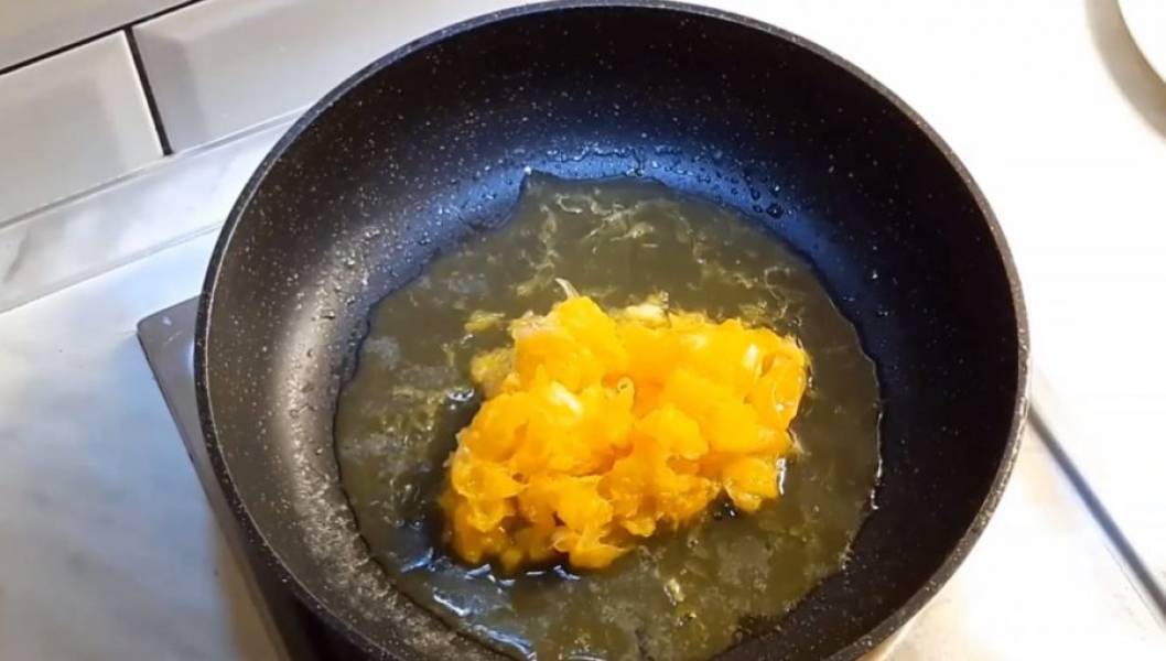 3. На сковороду с предварительно растопленным сливочным маслом положите мякоть апельсина и вылейте сок. Добавьте лимонный сок и немного сахара (2-3 ст. ложки). 