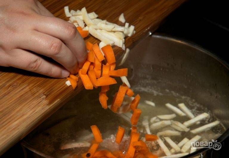 Нарежьте брусочками корень петрушки и морковь, добавьте в бульон.