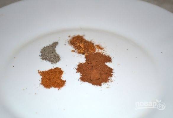 3.	Отмерьте необходимое количество специй и соль: 1 чайная ложка соли, щепотку красного молотого перца, молотый черный перец, щепотку корицы и смесь перцев.