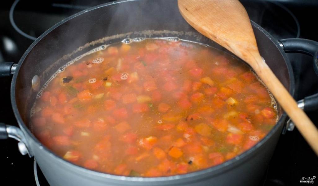 Шаг 7. Получившуюся томатную смесь вылейте в приготовленную чечевицу, перемешайте, дайте провариться вместе еще минут 10. 