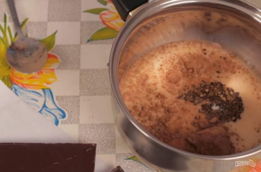 1. В небольшой сотейник налейте молоко, добавьте сахар, какао и растворимый кофе. 