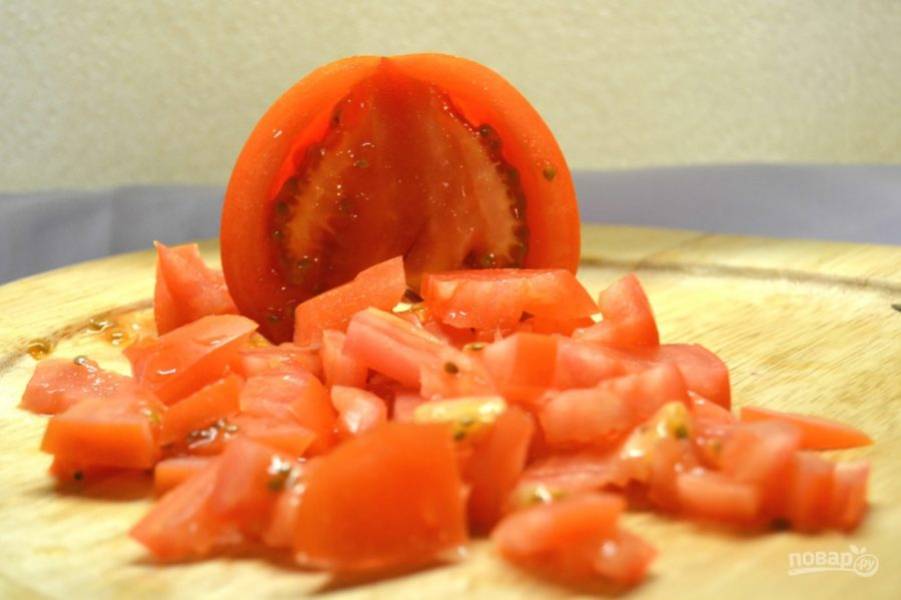 2.	Помойте помидор, порежьте его большими кусочками.