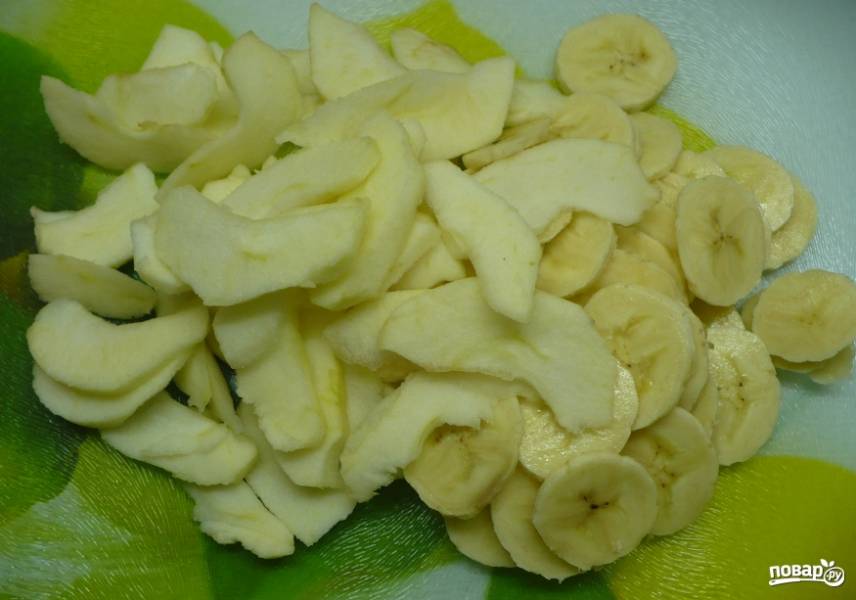 1. Тесто разморозим и раскатаем в тонкий пласт. Яблоко и банан нарежем небольшими кусочками. 