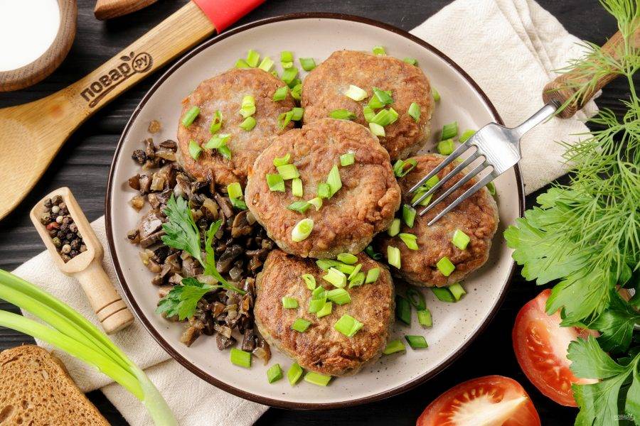 Колдуны с грибами готовы. Подавать их можно сразу же. Очень вкусно со сметаной и свежей зеленью. Приятного аппетита!
