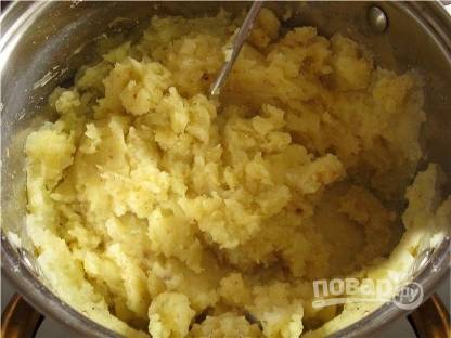 Картофель необходимо почистить и поставить вариться до готовности. Затем разминаем его в пюре, солим и добавляем перец по вкусу.