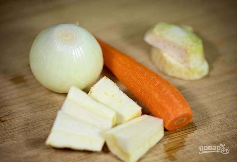 Промойте и почистите морковь, лук, корень пастернака и сельдерея.