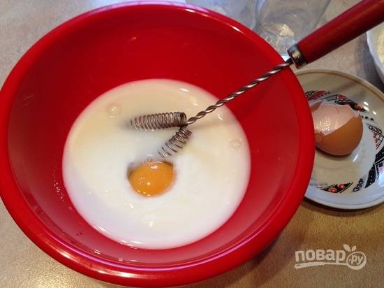 Выливаем кефир и воду в миску, добавляем яйцо, соль и сахар. Венчиком перебиваем до однородности.