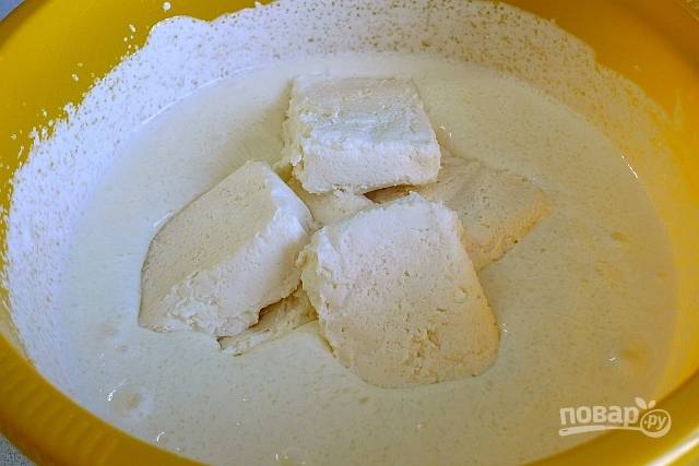 5. Для крема соедините творог, сметану и сахар. Взбейте все до однородности, можно добавить ваниль. 