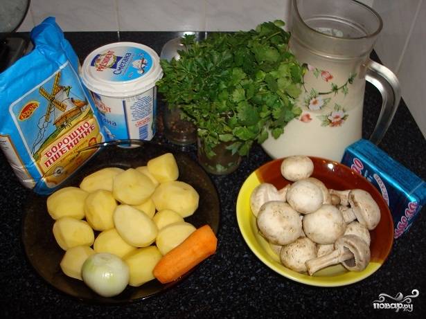 Подготовим все необходимые для супа продукты, чтобы они были у нас под рукой. Чистим картофель, лук и морковь.