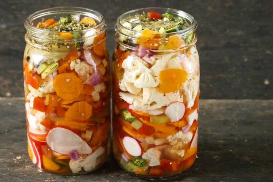 4. Оставьте остывать баночки с овощами в маринаде при комнатной температуре, затем закрутите стерильными крышками и храните в холодильнике. Через день вы уже сможете попробовать закуску! Такие овощи также можно простерилизовать и хранить в темном месте.