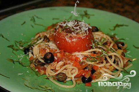 6. Подавать готовые томаты на горке из макарон, украсив заливкой и посыпав тертым сыром. Это очень вкусно!