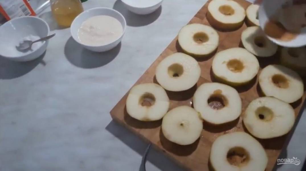 1. Для начала нарежьте яблоки кружочками примерно в 1 см толщиной (кожу с яблок можно не снимать, вы ее не почувствуете в готовом блюде). Вырежьте с помощью ложечки середину и посыпьте корицей. 