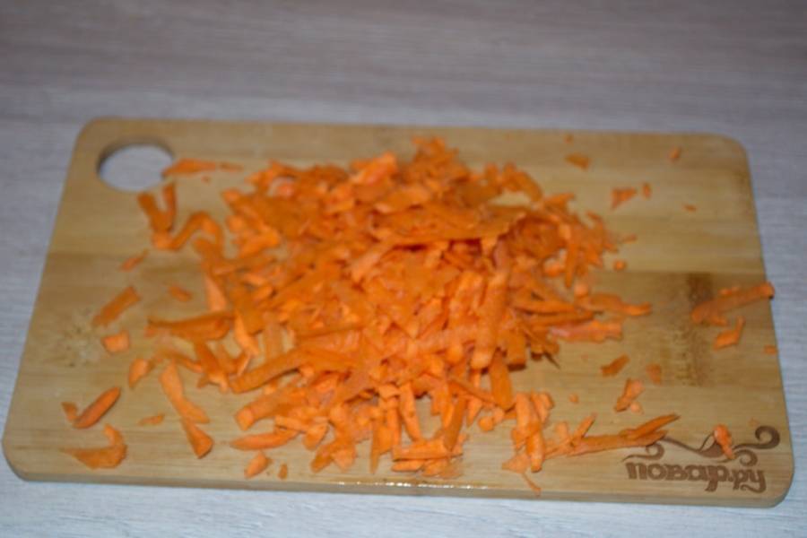 2. На крупной терке натрите очищенную свежую морковь. 