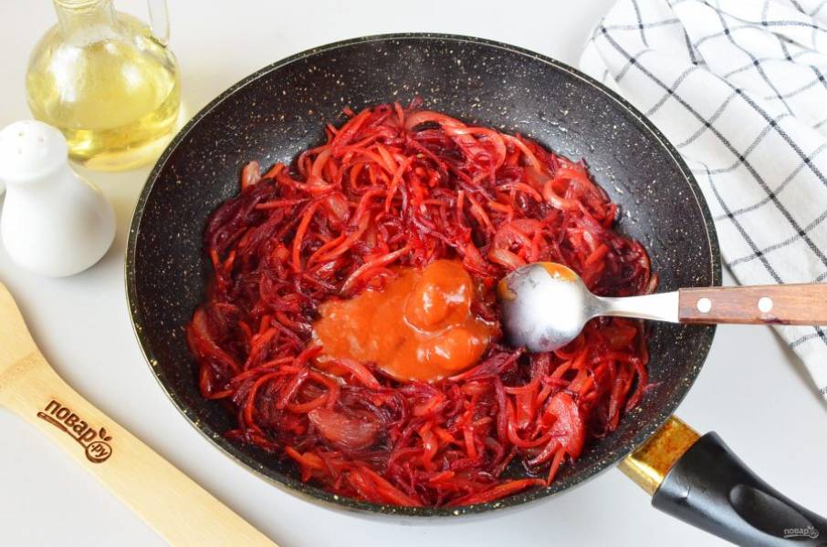 Добавьте томатную пасту, перемешайте, протушите пару минут и снимите с огня.