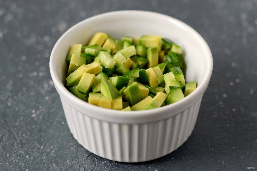 Нарежьте авокадо и огурец на мелкие кубики. 