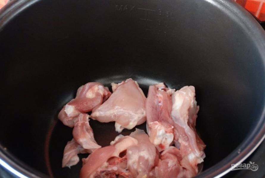 Курицу промойте и нарежьте небольшими кусочками. Уложите их в чашу мультиварки и поставьте режим "Жарка".