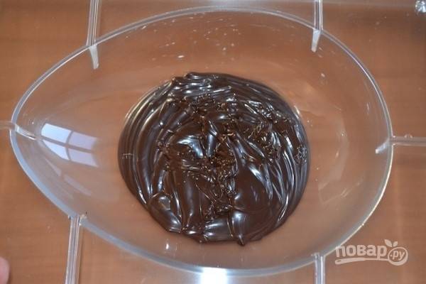 7.	Вылейте шоколад в формочку, очень быстро покройте всю поверхность. При этом можно использовать или кисточку, или столовую ложку.
