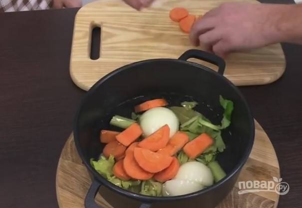 4. Отправьте все овощи в кастрюлю с водой и поставьте вариться, степень готовности определяйте по моркови, она должна стать мягкой. После того как бульон постоит 30 минут, слейте его, а сваренные овощи отставьте в сторонку. 