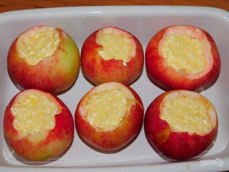 Наполните яблоки творожной начинкой и поставьте в духовку, разогретую до 180 градусов минут на 15.