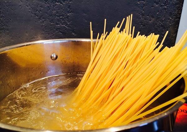7. В кипящую подсоленную воду с добавлением небольшого количества растительного масла отправить спагетти. Варить на 1 минуту, чем указано на упаковке. Когда соус начнет густеть, его можно снять с огня и добавить соль, перец, мускатный орех. 