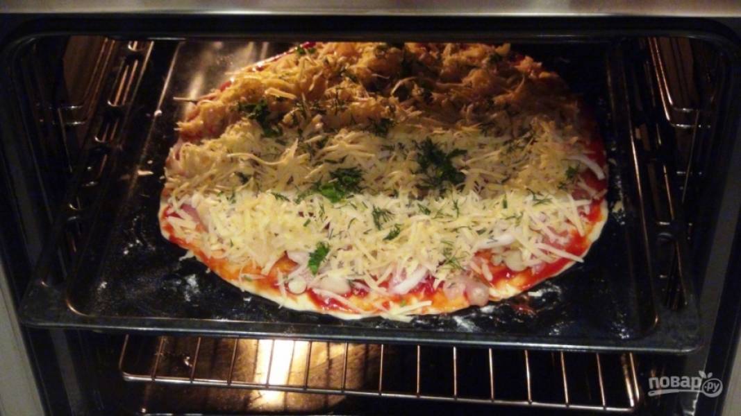 В духовке, разогретой до 180 градусов, выпекайте пиццу около 30 минут. Подавайте горячей.