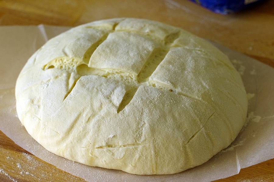 7. Сформированный хлеб должен провести в холодильнике ночь. На утро разогрейте духовку примерно до 230 градусов. Острым ножом сделайте надрезы сверху и отправьте выпекаться большой круглый хлеб в домашних условиях. 
