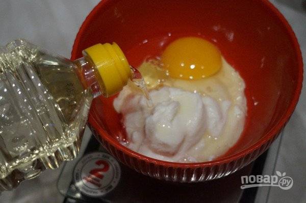 6. В отдельной мисочке соедините яйцо, сметану (йогурт без добавок тоже отлично подойдет) и растительное масло. 