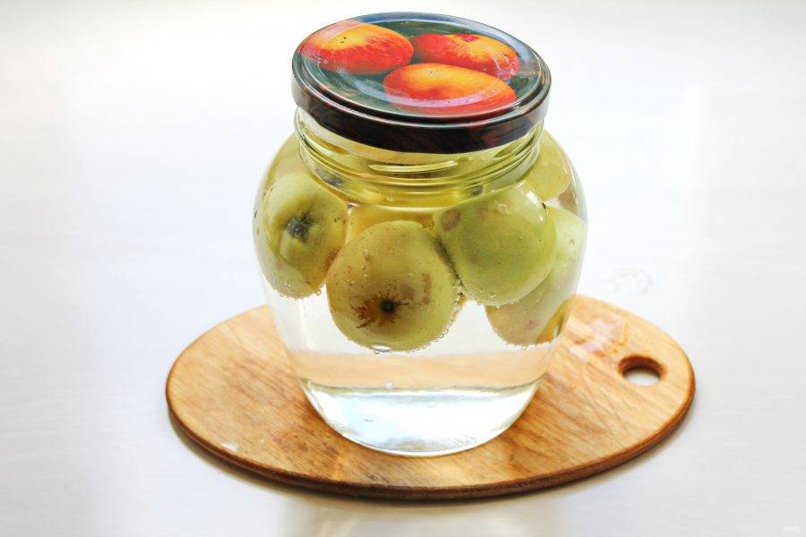 Выложите яблоки в горячие банки. Воду доведите до кипения и залейте яблоки кипятком. Прикройте банки крышками и оставьте на 20 минут.