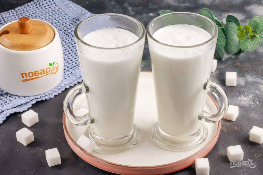 Влейте молоко в высокие бокалы или стаканы, чашки. Выложите сверху молочную пену.