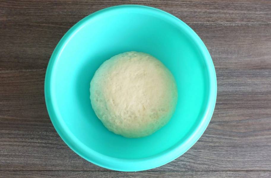 Готовое тесто должно получиться мягким, податливым, не липнущим к рукам. Округлите его и выложите в чашу. Прикройте чашу полотенцем и уберите тесто в тёплое, без сквозняков место на 30 минут.