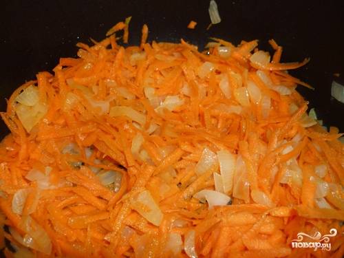 Обжарить на сковороде лук и морковь до золотистого цвета.