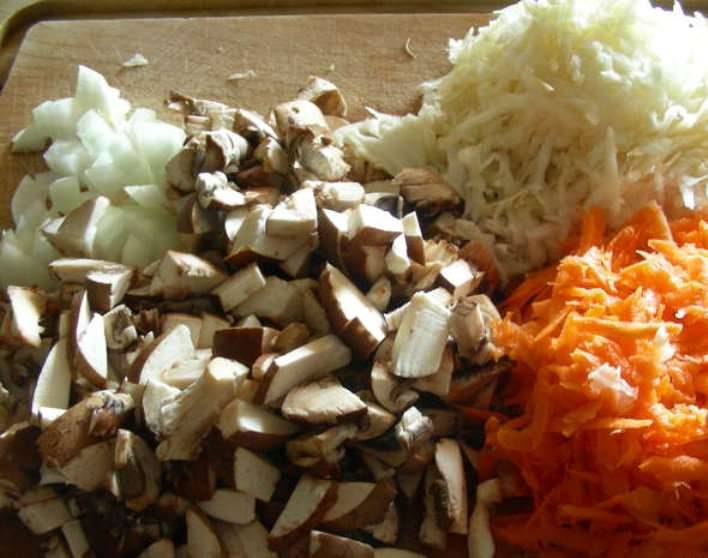 Порежьте лук и грибы, морковь и сельдерей потрите на терке.  