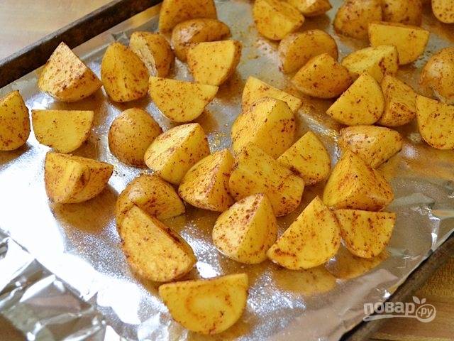 2.	Застелите противень фольгой и выложите картофель в один слой.