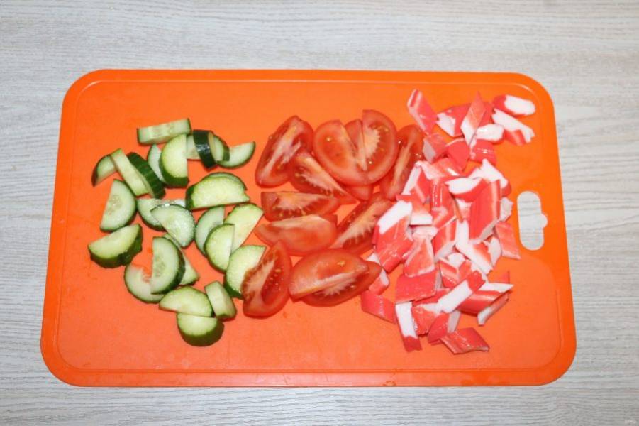 Огурец, помидоры, крабовые палочки нарежьте крупно.
