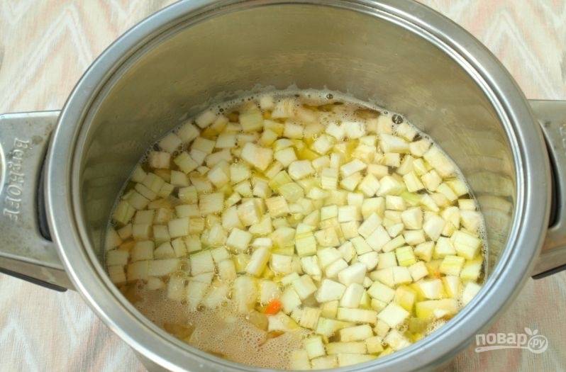 Потом в суп добавьте кабачок, нарезанный кубиками. Варите всё вместе 7 минут.
