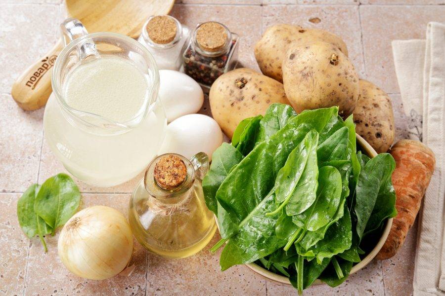 Подготовьте все ингредиенты по списку. У меня уже готовый куриный бульон, сваренный на грудке, но вы можете использовать любые части курицы. Щавель промойте и обсушите.
