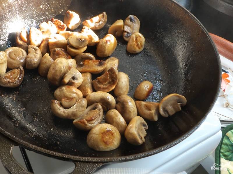 В другой сковороде разогреть масло и обжарить грибы.
