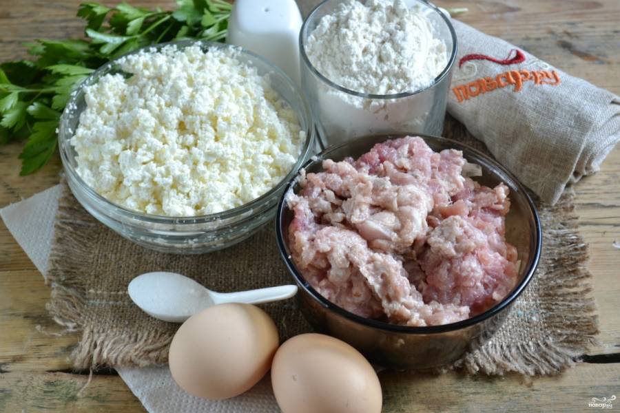 Подготовьте все необходимые ингредиенты. Нежирную свинину пропустите через мясорубку, в фарш добавьте соль, душистый перец по вкусу. 