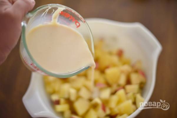 3. Полученную заливку влейте к яблокам и ананасам. 