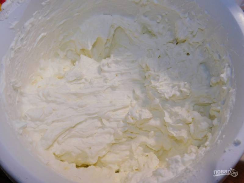 Для крема взбейте сливки с сахарной пудрой. Вмешайте творожный сыр, комнатной температуры.