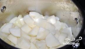 Картофель и лук почистите, помойте и нарежьте кубиками.