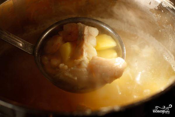 За 5 минут до готовности картофеля добавляем креветки и филе рыбы. Доводим до кипения, снимаем с огня. Подаем суп горячим, с зеленью. Приятного аппетита!