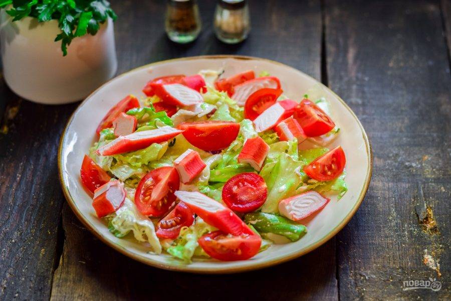 Овощной салат с крабовыми палочками и соусом «Цезарь»
