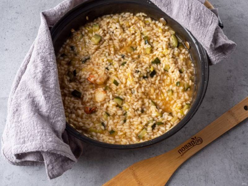 Если после выпаривания последнего бульона рис ещё не будет готов, добавляйте понемногу кипятка и доведите до готовности.